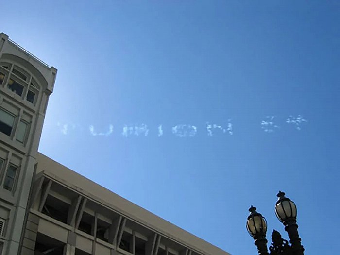 ▲AMD飞行表演队在空中写下“Turion 64”