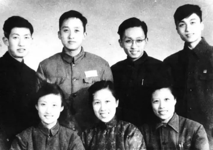 ·黄家兄妹。前排左一为黄宗英。