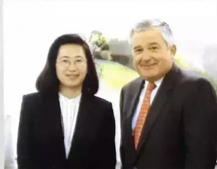 ▲苏姿丰和时任IBM CEO的郭士纳（2000年前后）