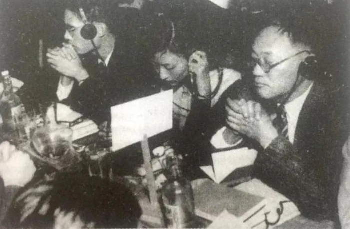 ·1950年，巴金（右一）、黄宗英（中）在波兰第二届世界保卫和平大会上。