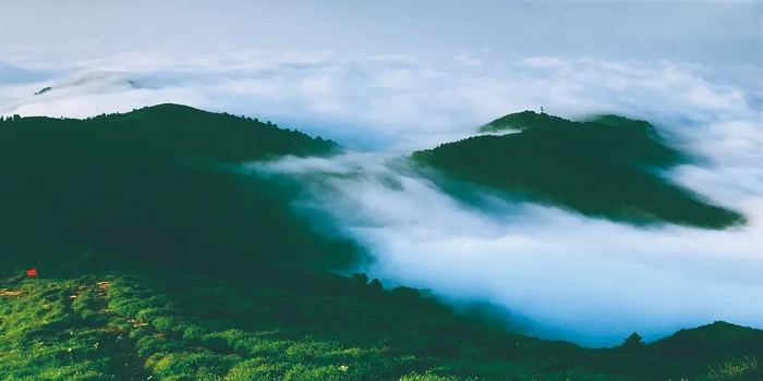 图为驼梁云海。