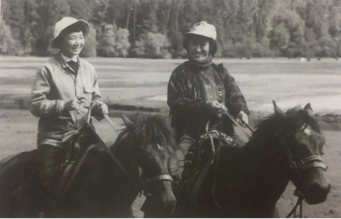 ·黄宗英（右）和高山森林生态学家徐凤翔。