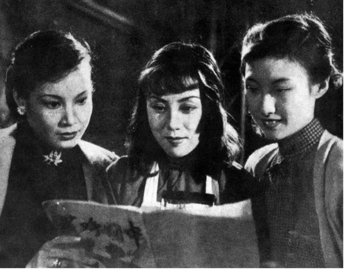 ·《丽人行》剧照。（右一为黄宗英）