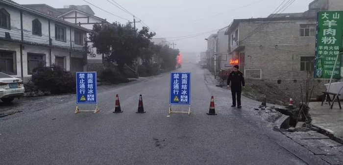 受持续低温天气影响，12月15日，金沙县高海拔的高坪、大田、安洛等乡镇部分道路出现积雪结冰现象。为确保安全，各乡镇和应急管理部门紧急行动，对结冰路段实行临时交通管制。（许昌武/供图）