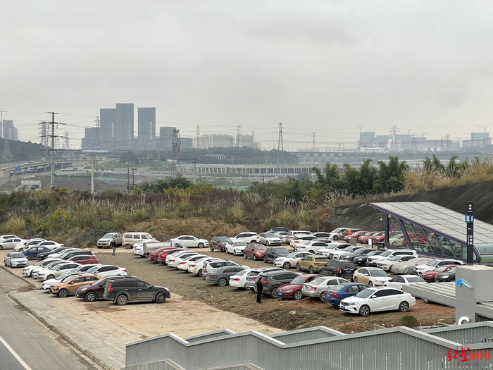 △回龙地铁站B口外，车辆停放在空地上