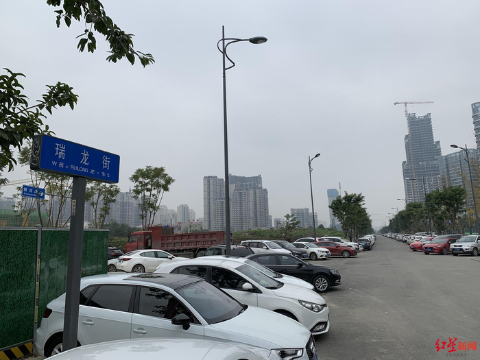 △四河地铁站旁的瑞龙街上停放了大量车辆