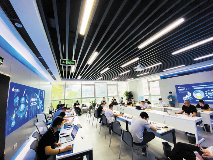 启明星辰员工办公场景