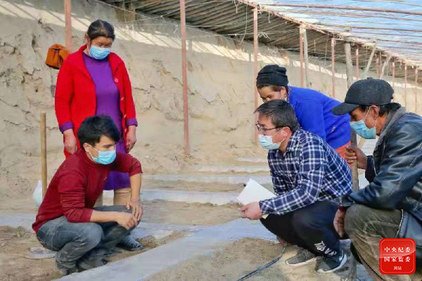 新疆维吾尔自治区和田县纪委监委聚焦脱贫攻坚，持续抓好扶贫政策落实、“四不摘”等工作落实的监督。图为协作区专班干部正在向村民了解秋冬设施农业大棚种植及地力补贴领取情况。（和田县纪委监委供图）