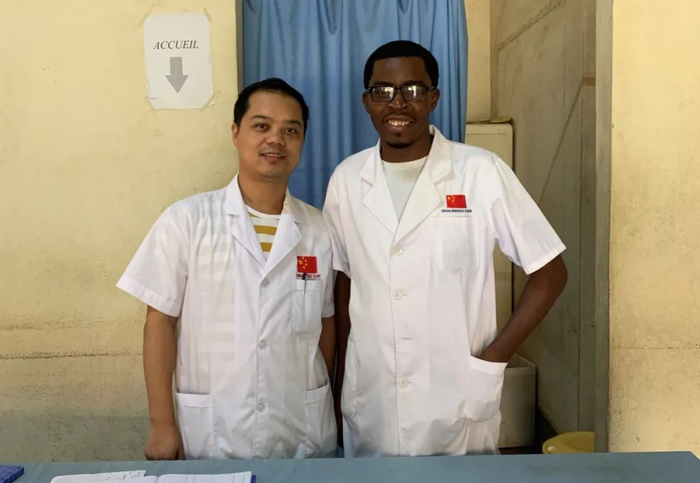 ▲2020年1月9日，杨利与当地医务人员合影。