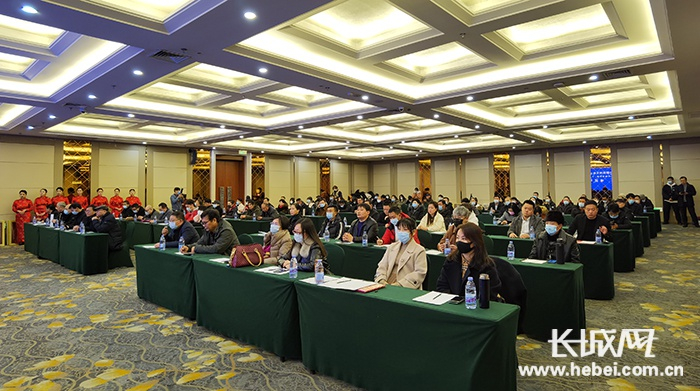 颁授仪式现场。记者冯喆 摄