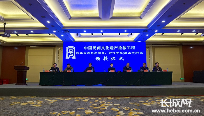 颁授仪式现场。记者冯喆 摄