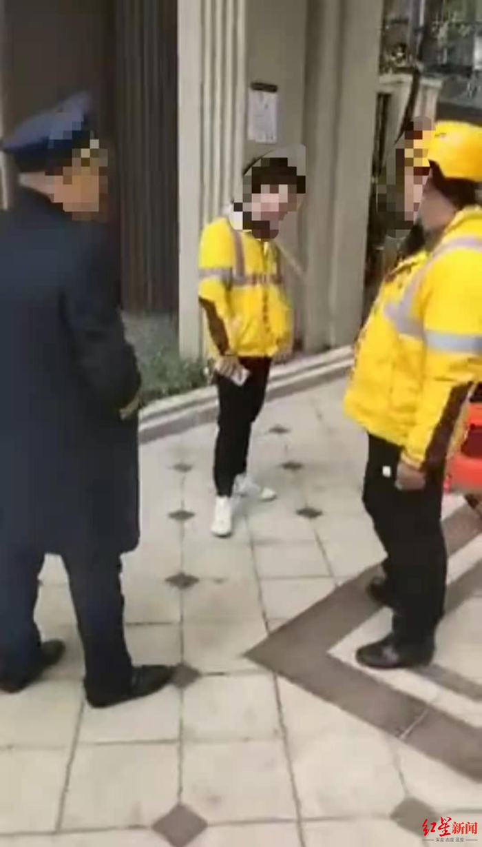 网传广西南宁一小区保安用防爆钢叉锁住外卖员脖子