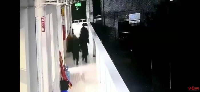 女生冲向栏杆，身后有老师和同学追上去 视频截图