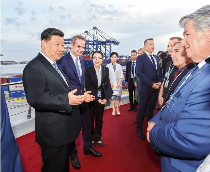 　　当地时间2019年11月11日，国家主席习近平和夫人彭丽媛在希腊总理米佐塔基斯夫妇陪同下，共同参观中远海运比雷埃夫斯港项目。这是习近平与当地员工代表亲切交谈，询问他们的工作和生活情况。&nbsp;新华社记者 谢环驰/摄