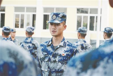 朱澳松组织队列训练。周庆波 摄