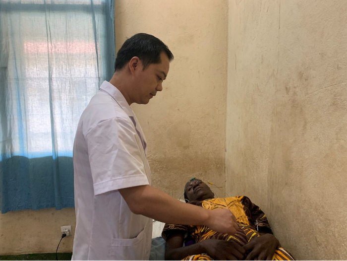 ▲2019年11月15日，杨利为患者施针治疗。