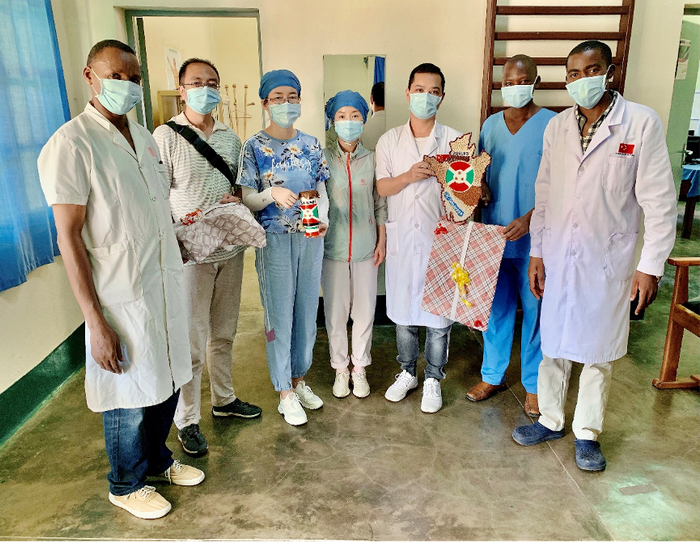▲2020年5月15日，医疗队员们收到布隆迪布琼布拉大王子医院康复医学科送来的礼物。