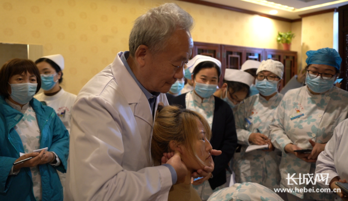 李道政为患者问诊治疗。长城网记者 靳晓丹 摄