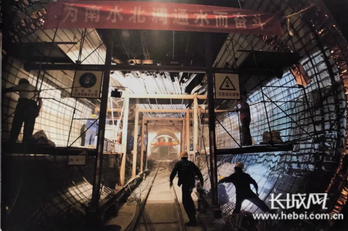 在工程建设时挑灯夜战的建设者们。资料图