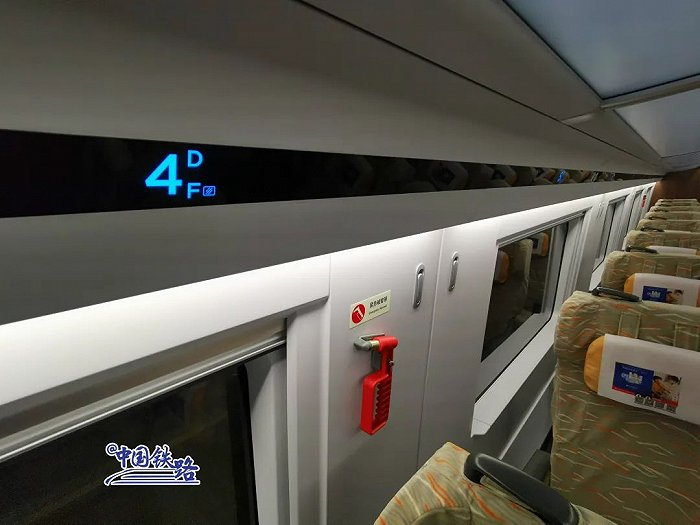 　CR300BF行李架过道边缘设置了250个座位显示器。