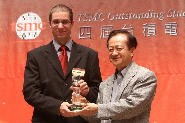 蒋尚义（右）图片来自ICphoto