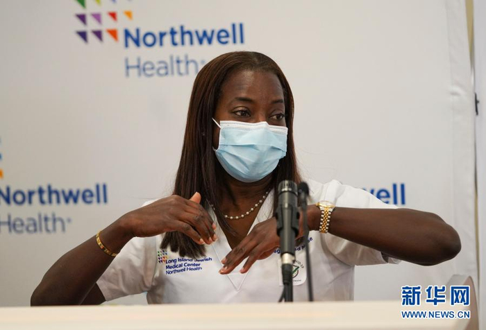 　　12月14日，在美国纽约，长岛犹太医疗中心重症监护室护士桑德拉·林赛接种新冠疫苗后参加新闻发布会。