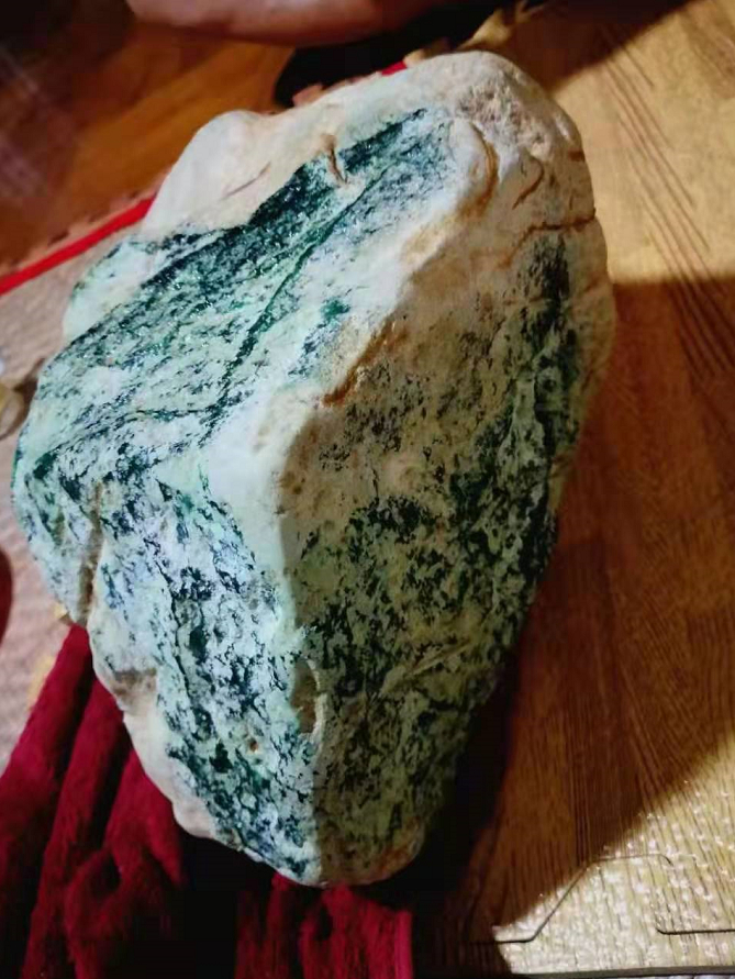 ▲翡翠原石 受访者供图