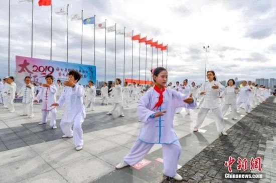 太极拳爱好者正在打太极。中新社记者 骆云飞 摄