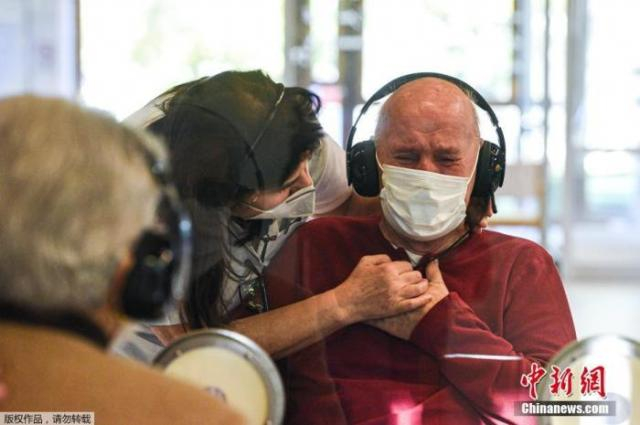 当地时间11月11日，意大利威尼斯，意大利疗养院设立“拥抱屋”，方便老人在有防疫保护措施的前提下与亲人见面