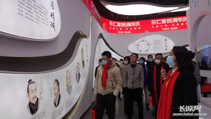 医药厂商代表参观乐仁堂中医药健康科普馆。长城网记者 吴新光 摄