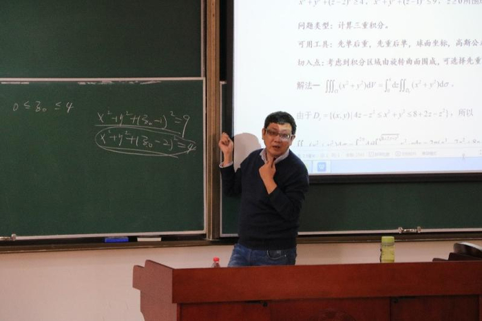 王铭老师负责全校非数学专业数学竞赛辅导