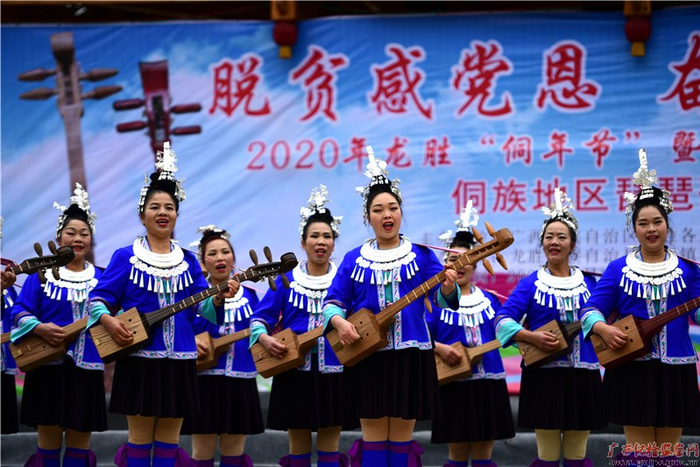 参赛队唱响琵琶歌