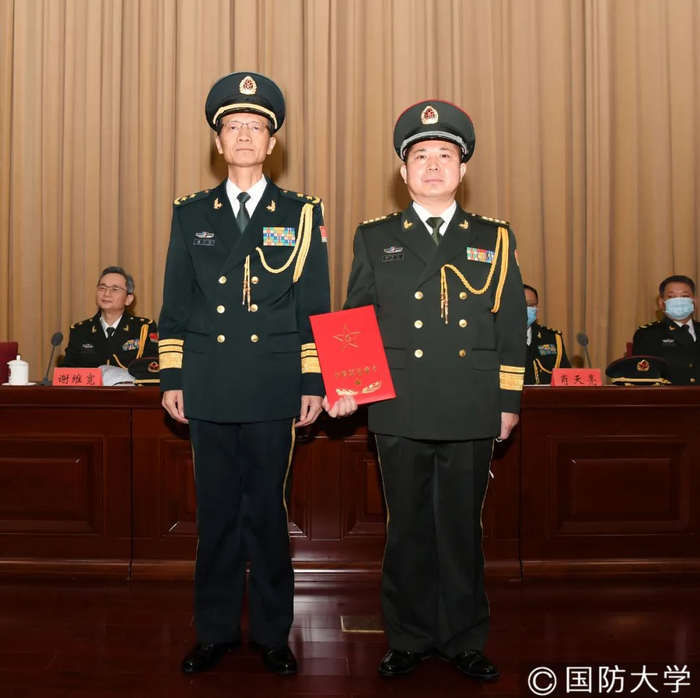 国防大学吴杰明政委与曲升云同志合影