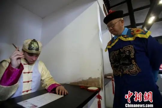 资料图：“洋考生”体验贡院赶考。王磊 摄