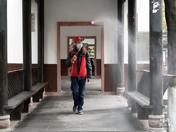 △12月15日，成都高新区芳草街道对公共场所开展日常清洁消毒。