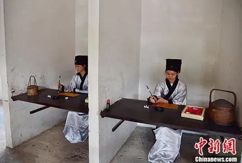 资料图：今人复原的古代秋闱情景。中新社记者 曾令华 摄