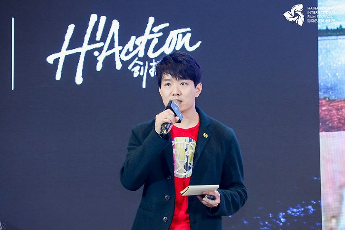 导演梁鸣在H！Action创投会上&nbsp;图片来源：海南岛国际电影节官方
