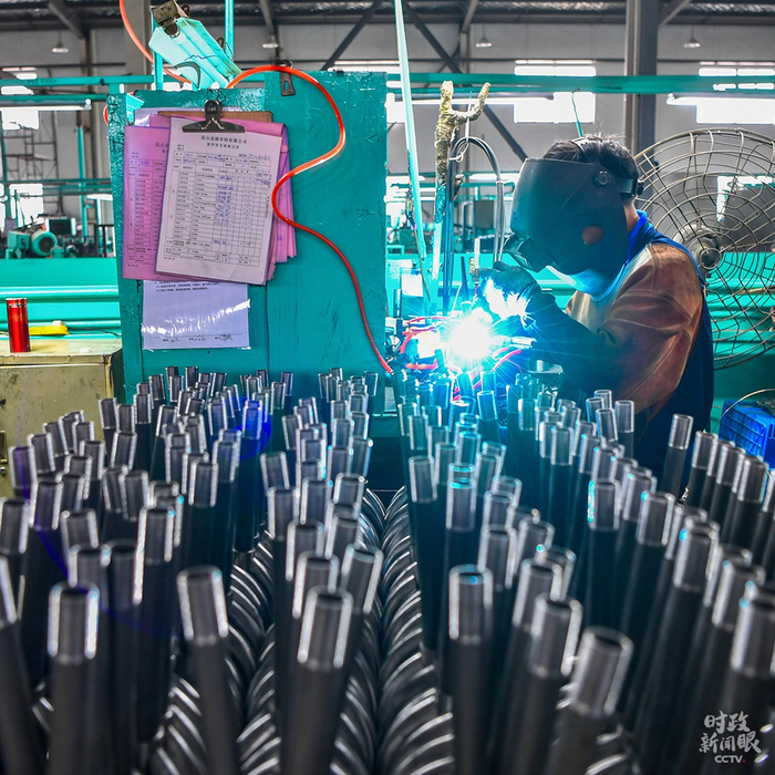 △江苏海安某企业员工正加紧生产自行车零部件