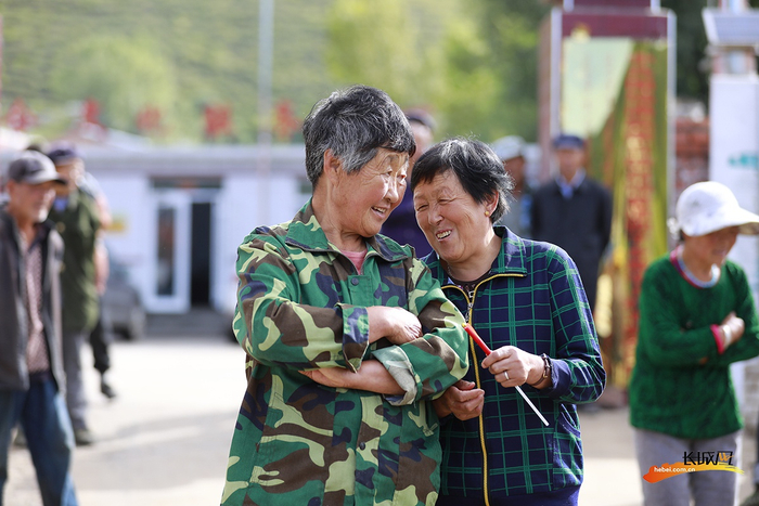 村民脸上挂着幸福的笑容。