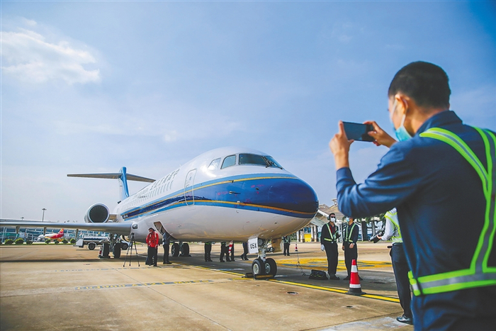 中国南方航空集团有限公司以融资租赁的方式引进的国产ARJ21飞机。海南日报记者 张茂 摄