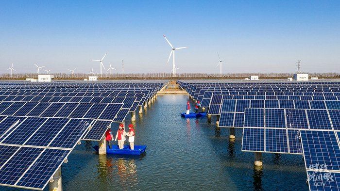 △江苏海安，电力作业人员正在巡检光伏发电设施。