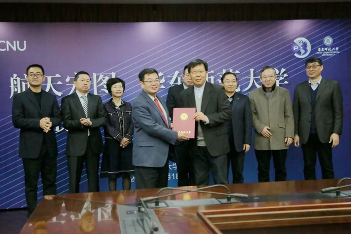 ▲华东师范大学校长钱旭红向航天宏图董事长王宇翔颁发校董证书