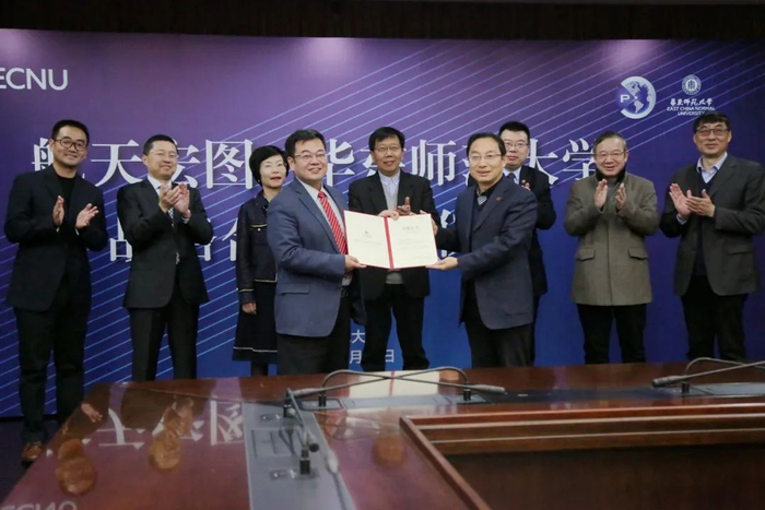 ▲华东师范大学校长助理、教育发展基金会秘书长斯阳向航天宏图董事长王宇翔颁发荣誉卡及捐赠证书