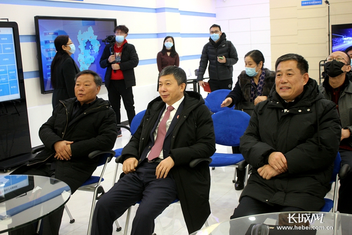 参会嘉宾观看学校发展纪录片。长城网记者 郑建卫 摄