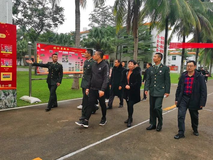 ▲新兵亲属参观军营