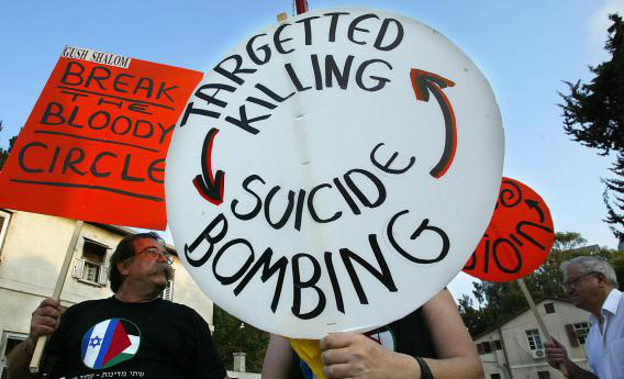 　　△以色列左翼人士在位于特拉维夫的以色列国防部外抗议定点清除，图中标语表示定点清除会和自杀式袭击形成恶性循环