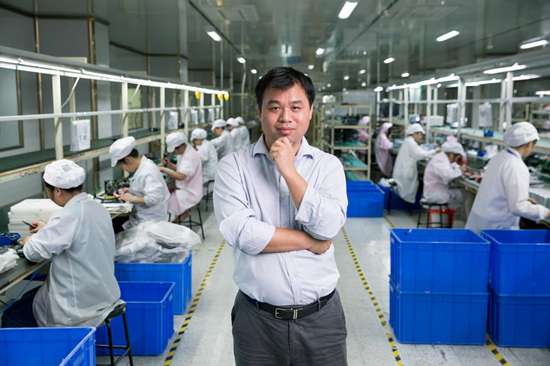 　　吴烨彬在华坚集团非洲的工厂里。除署名外均为受访者供图