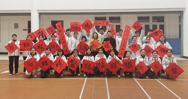 图说：新疆班的同学们将用自己写的福字装饰教室和宿舍  李长松 摄