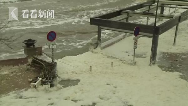 强风暴席卷西班牙 海水淹没道路现“泡沫奇观”