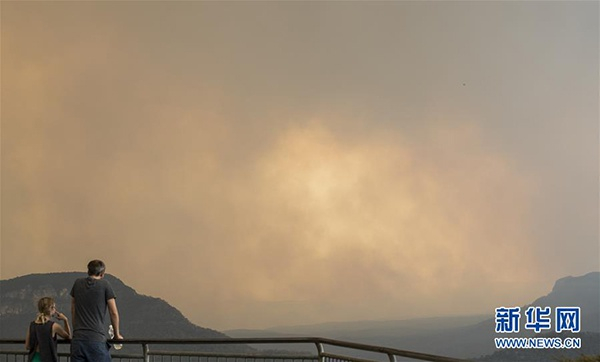  2019年12月21日，在澳大利亚新南威尔士州蓝山地区，市民远远观察山火。&nbsp; 新华社记者 白雪飞 摄